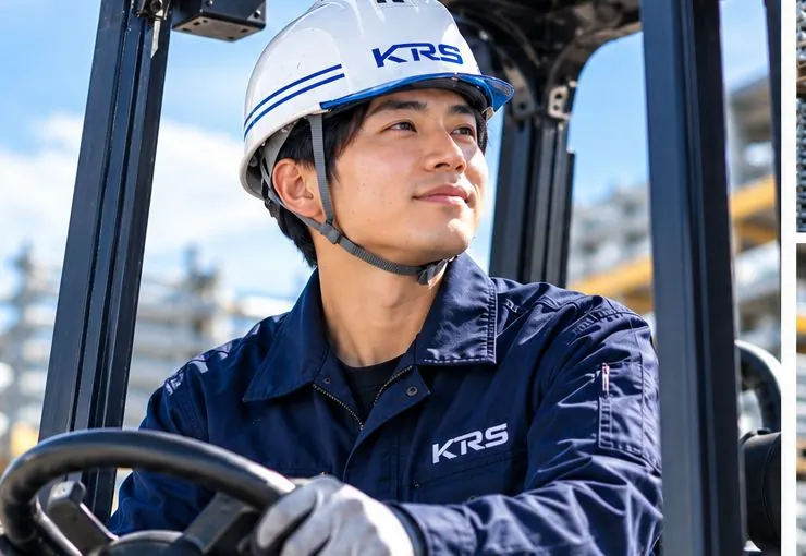 フォークリフトを運転する社員