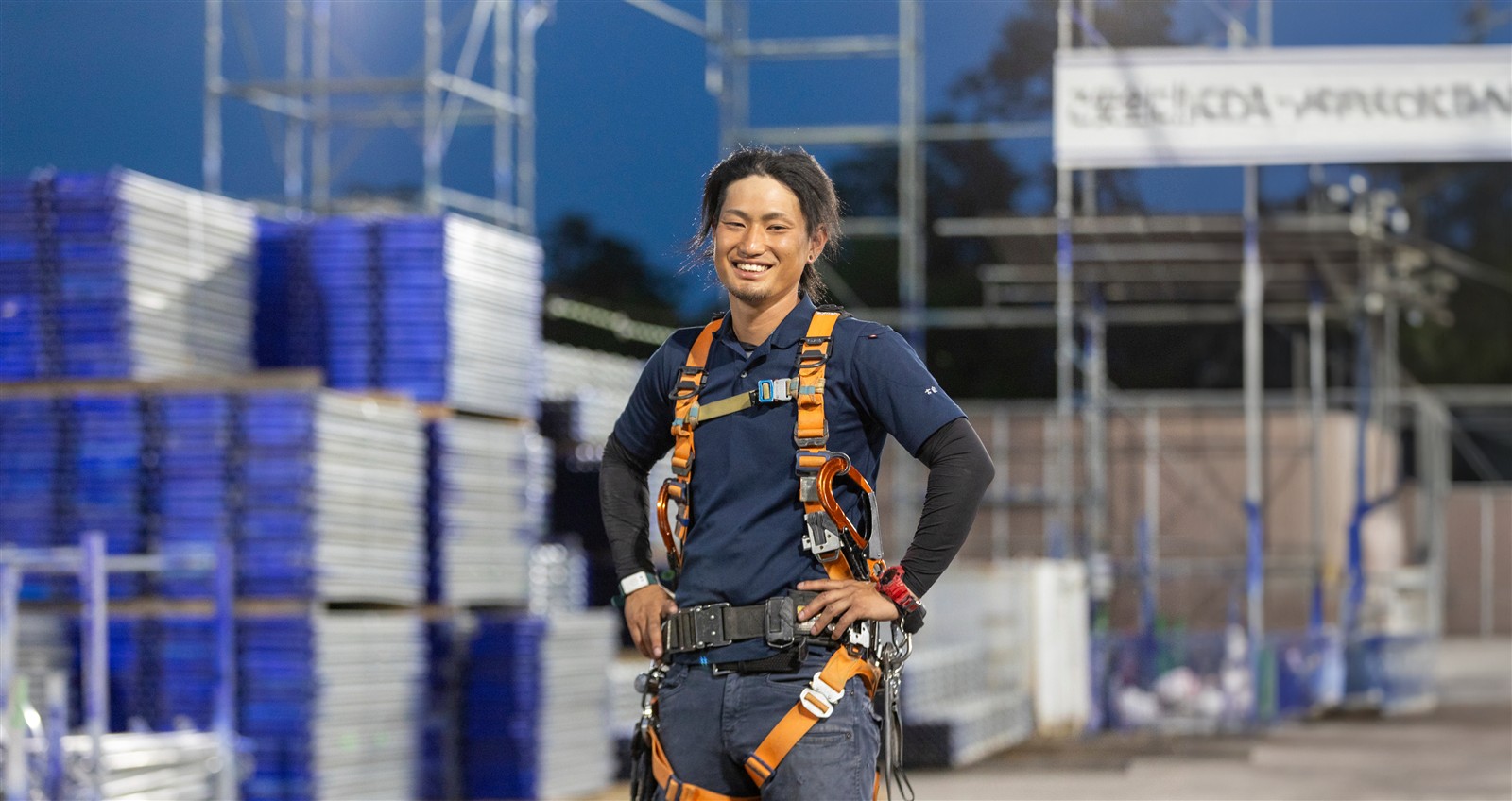 作業着と安全装備を身につけ、現場で笑顔を見せるKRSの先輩社員